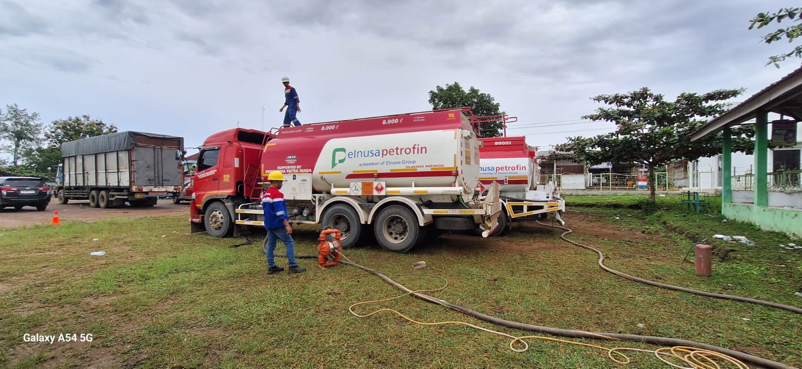 Lewati Jalur Darat, Pertamina Pasok BBM ke SPBU Bener Meriah dengan 7 Mobil Tangki