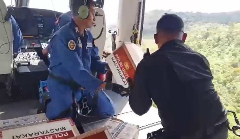 Polri Gunakan Airdrop Salurkan Bantuan Banjir ke Wilayah Taput dan Tapteng