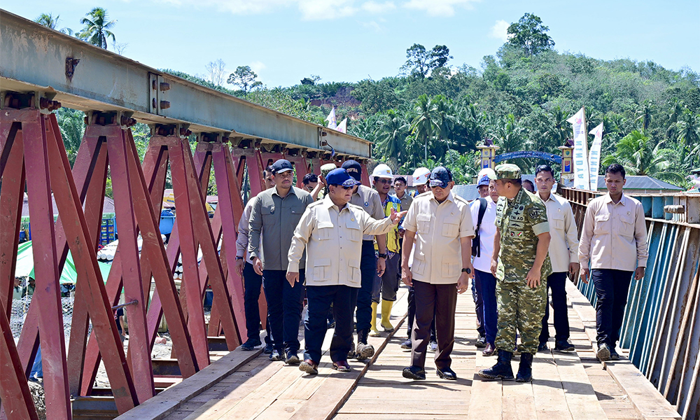 Bersama Presiden RI, Gubernur Bobby Nasution Tinjau Progres Jembatan dan Kondisi Pengungsi di Tapsel
