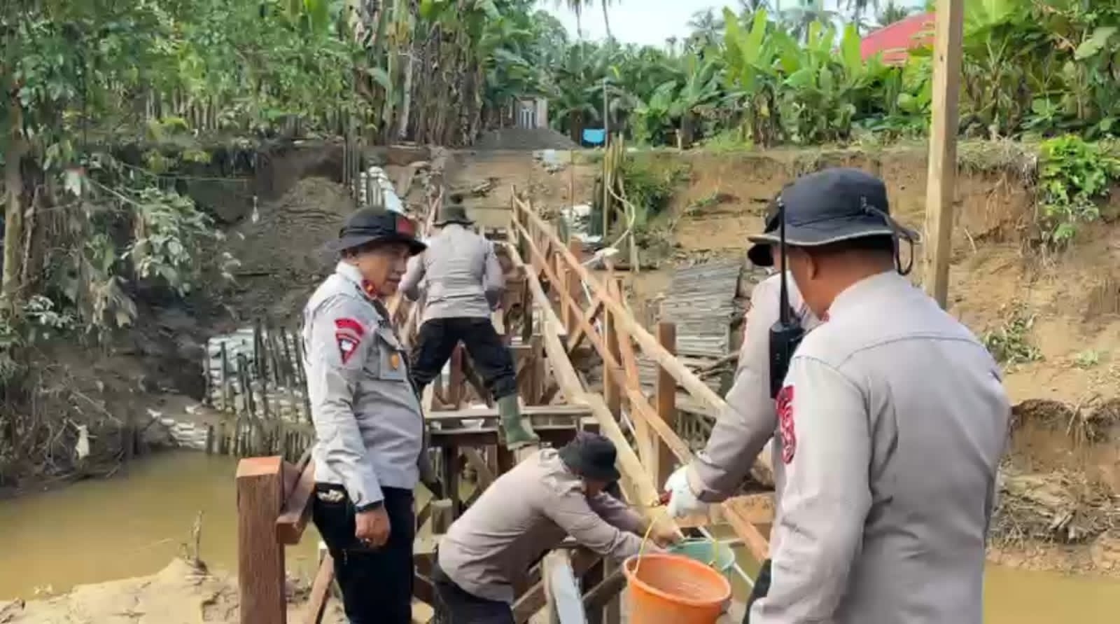 Brimob Polda Sumbar Bangun Jembatan Darurat, Pulihkan Akses Warga di Padang Pariaman