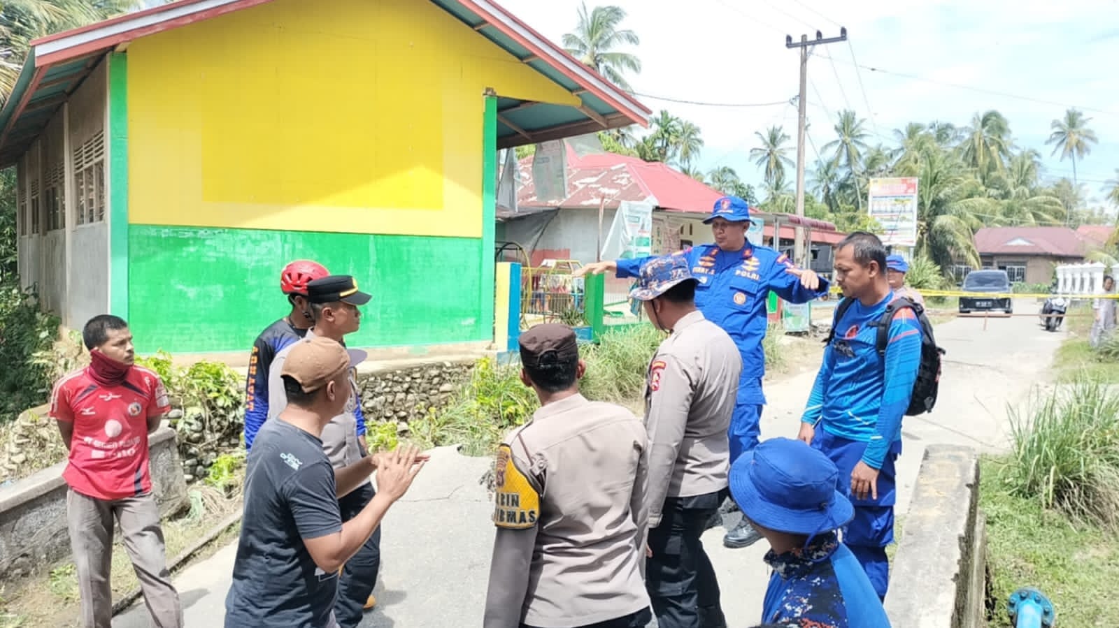 SAR Korpolairud Gotong Royong Bangun Jembatan Sementara di Padang Pariaman