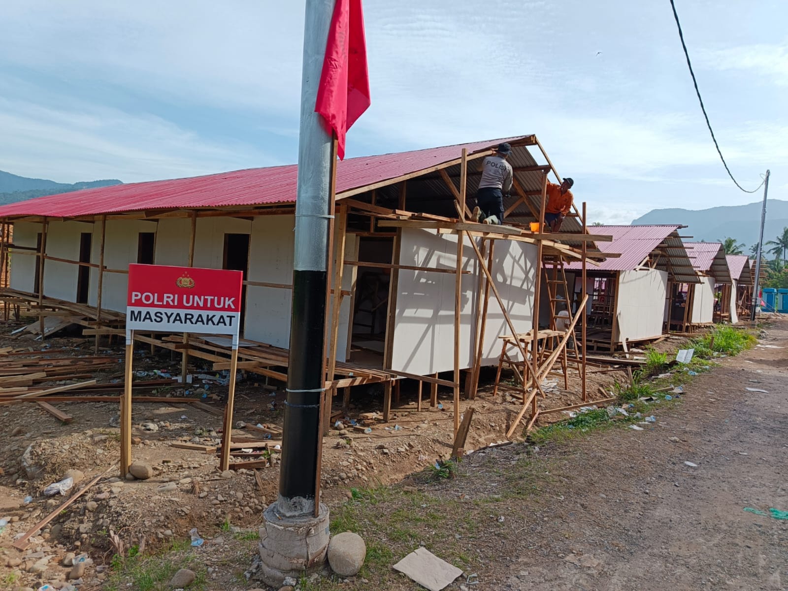 Sat Brimob Polda Sumbar Bangun Huntara untuk Warga Terdampak Bencana di Pauh Padang