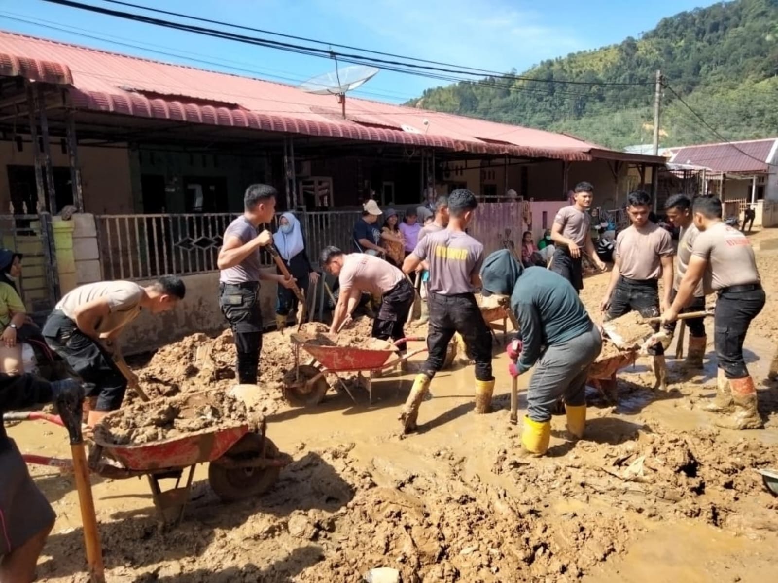 Personel SAR Brimob Bersihkan Selokan Pascabencana di Perumahan Pandan Asri