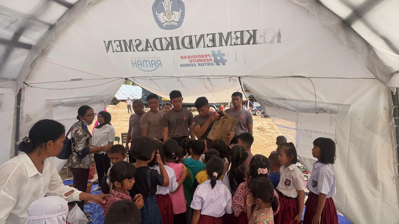 Sinergi Brimob Polda Sumut–Disdik Tapteng, Bantuan Perlengkapan Sekolah Disalurkan ke Sekolah Darurat