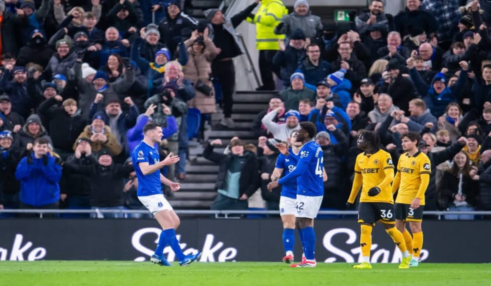 Everton Ditahan Wolves 1-1 Meski Finis dengan Sembilan Pemain