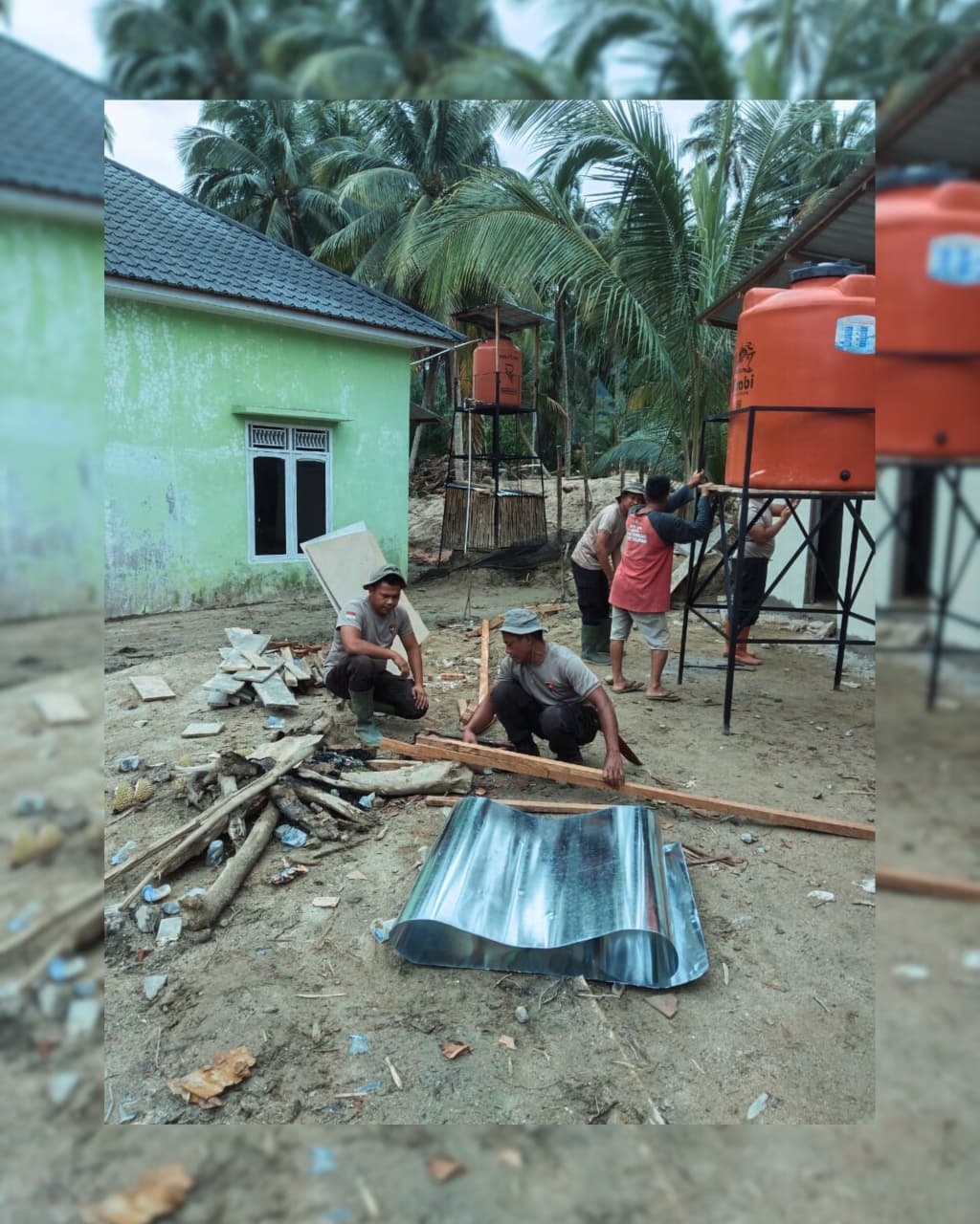 Brimob Pastikan Korban Banjir di Desa Tolang Julu Miliki Sanitasi Layak