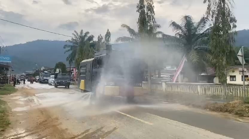 Polres Aceh Selatan Turunkan Water Cannon, Bersihkan Debu Sisa Banjir untuk Cegah ISPA
