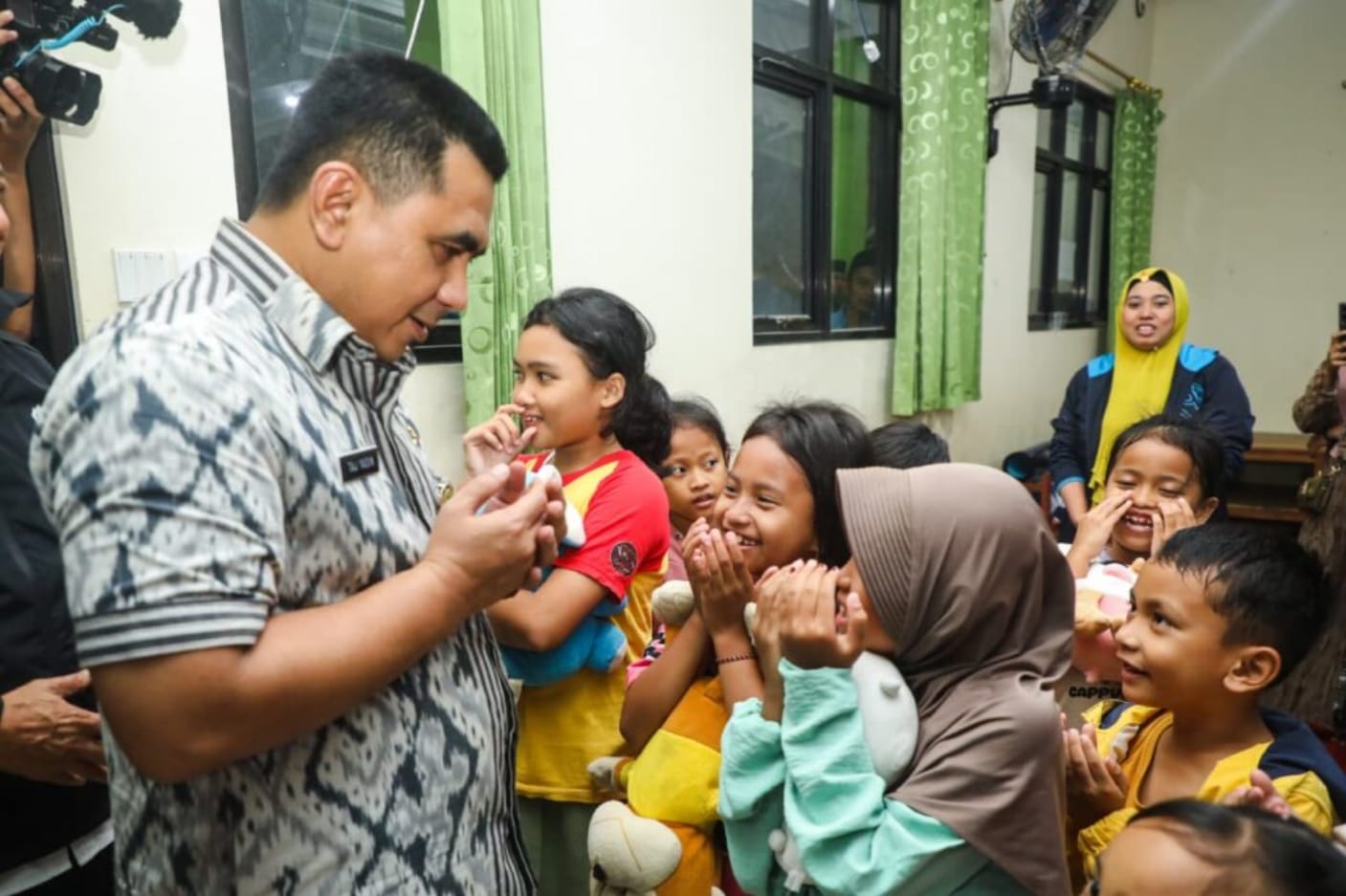 Wagub Jateng Tinjau Pengungsi Banjir Kudus, Salurkan Bantuan Rp188 Juta