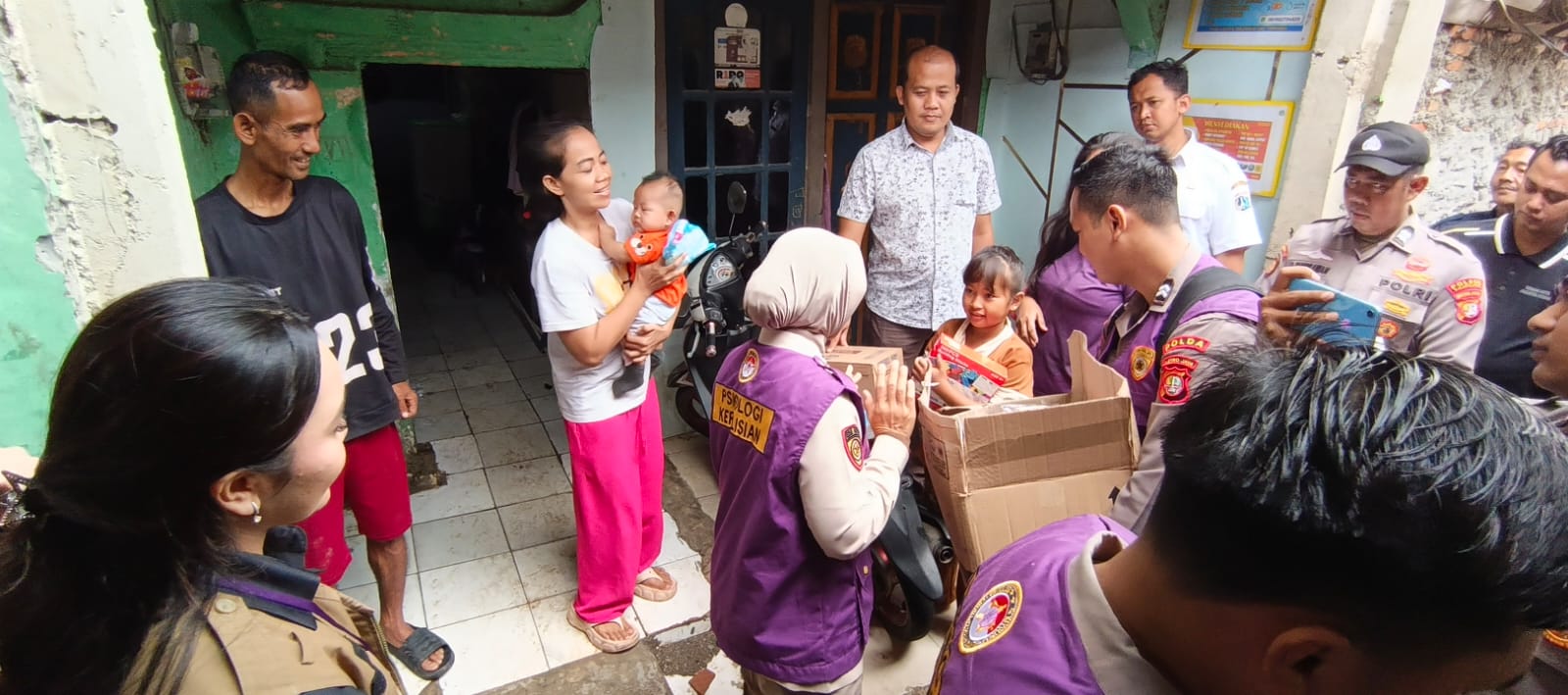Bersama Warga Pascabanjir, Tim Trauma Healing Polri dan Relawan Mahasiswa UI Hadir di Cilincing