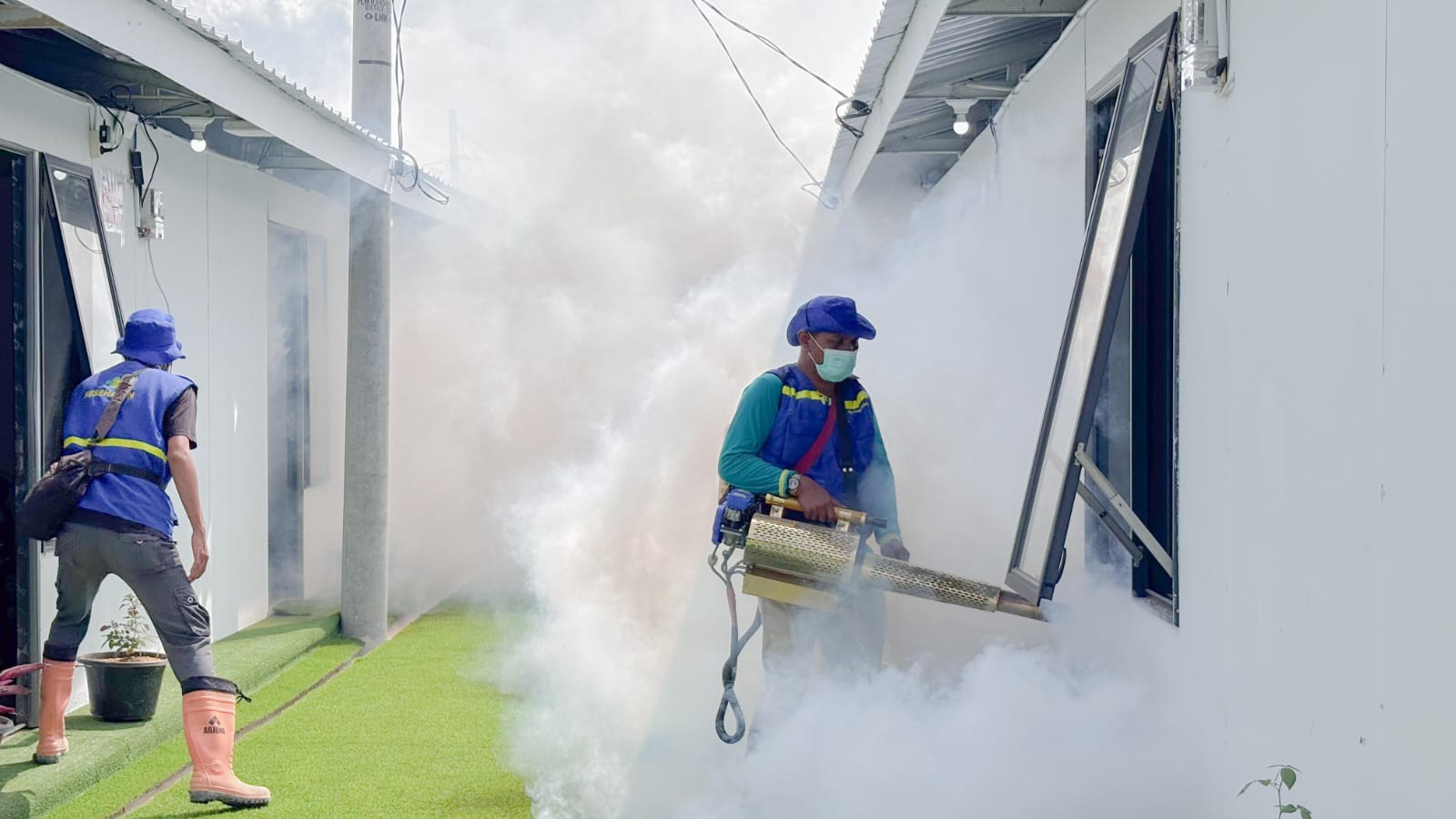 Cegah Penyakit Berbasis Lingkungan, Relawan TCK Kemenkes Lakukan Pengendalian Vektor di Huntara