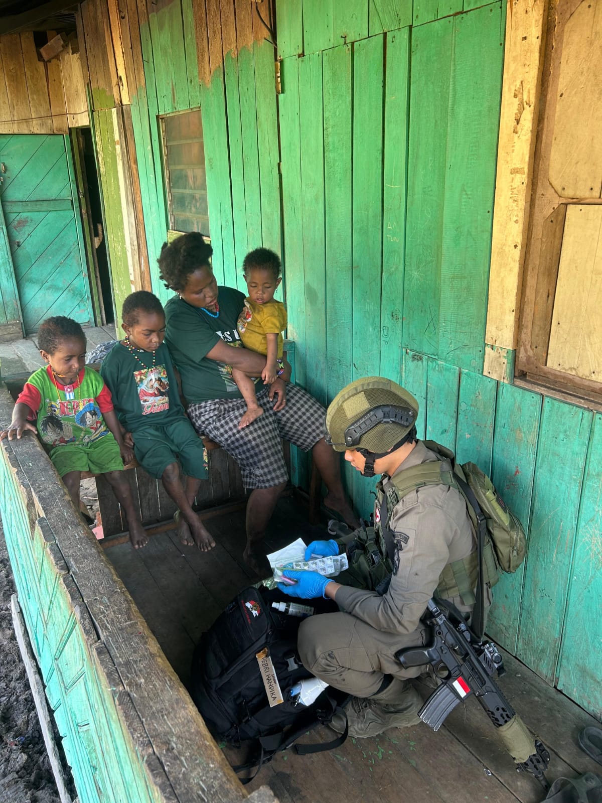 Brimob Hadir Menyembuhkan dan Menguatkan Warga Sinak di Tengah Tugas Pengamanan