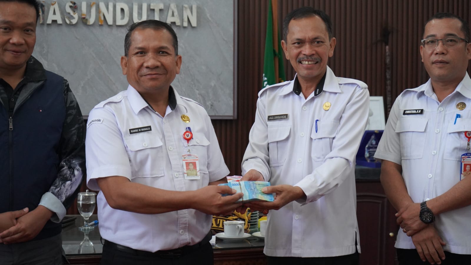 Pemkab Toba Salurkan Bantuan Rp50 Juta dan Sembako bagi Korban Bencana di Humbang Hasundutan