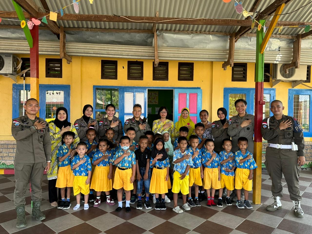 Personel Ops Damai Cartenz 2026 Kunjungi TK di Mimika, Dekatkan Diri dengan Anak-Anak