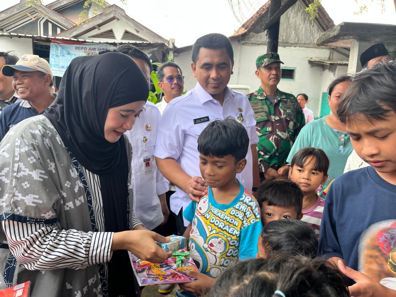 Nawal Yasin Hadir di Juwana, Berikan Susu dan Buku bagi Anak-Anak Terdampak Banjir