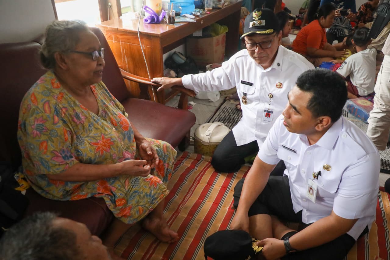 Taj Yasin Minta Lansia yang Jatuh di Pengungsian Segera Diperiksa
