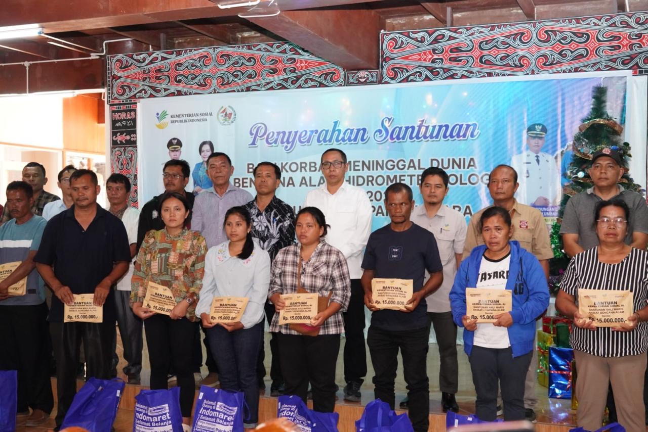 Bupati Taput Serahkan Santunan Rp15 Juta per Ahli Waris Korban Bencana Hidrometeorologi 2025