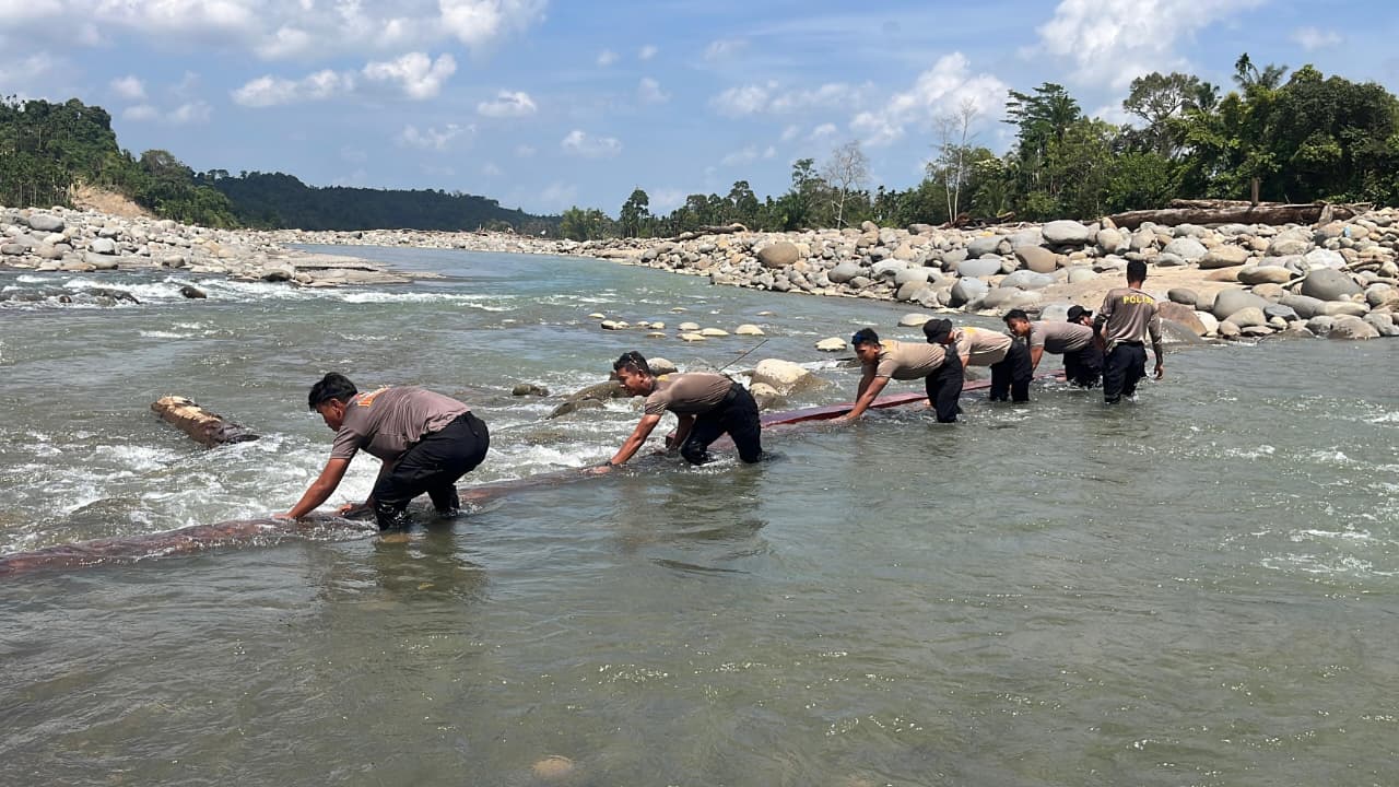 Brimob Kaltim Bangun Jembatan Darurat di Aceh Utara, Pulihkan Akses Warga Terdampak Banjir