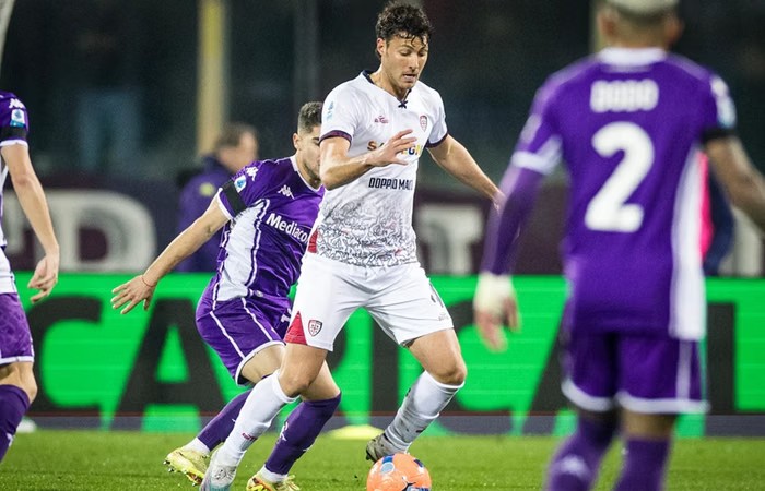 Cagliari Kalahkan Fiorentina 2-1 di Artemio Franchi