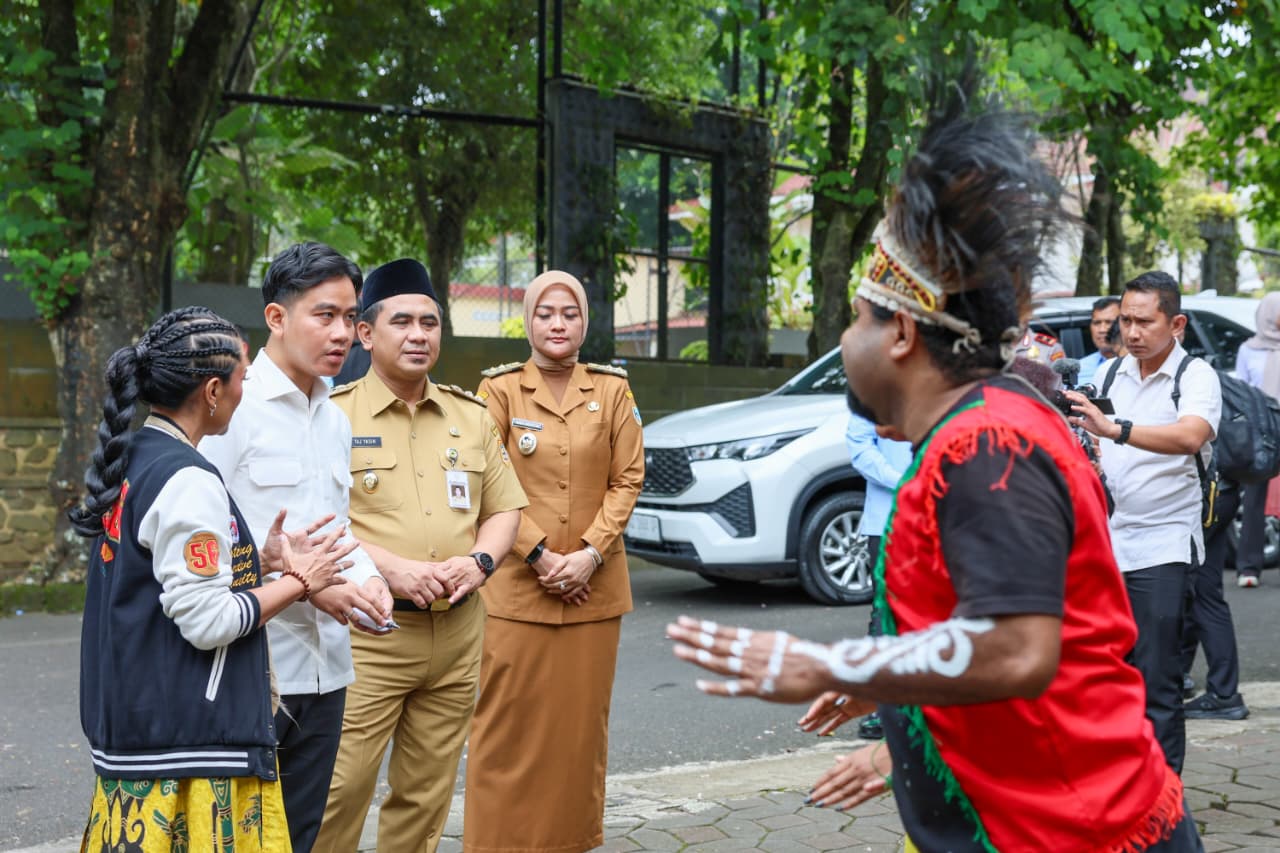 Bersama Wagub Taj Yasin, Wapres Gibran Berbaur dan Diskusi dengan Mahasiswa UKSW