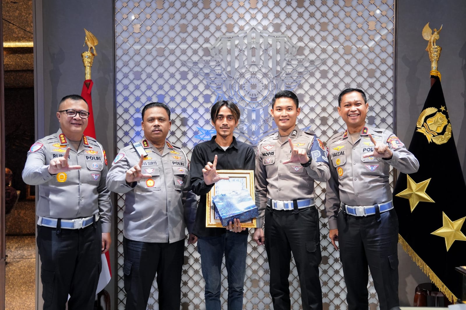 Kakorlantas Polri Beri Penghargaan Sopir Truk Wingbox yang Amankan Mobil Tak Terkendali di Tol Japek