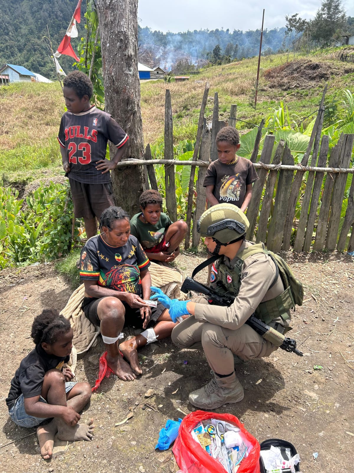 Patroli dan Pengobatan Keliling Satgas Damai Cartenz 2026 Sentuh Warga Sinak