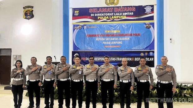 Korlantas Polri Serahkan 11 Unit ETLE Mobile Handheld ke Polda Lampung