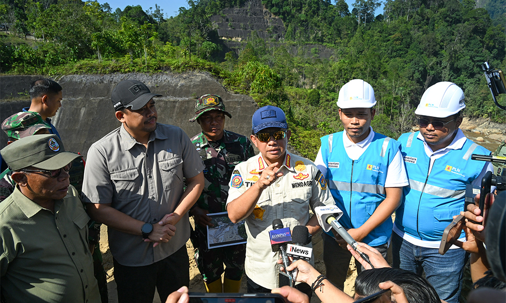 Tito Karnavian Apresiasi Kinerja Bobby Nasution Saat Meninjau Normalisasi Sungai Hutanabolon
