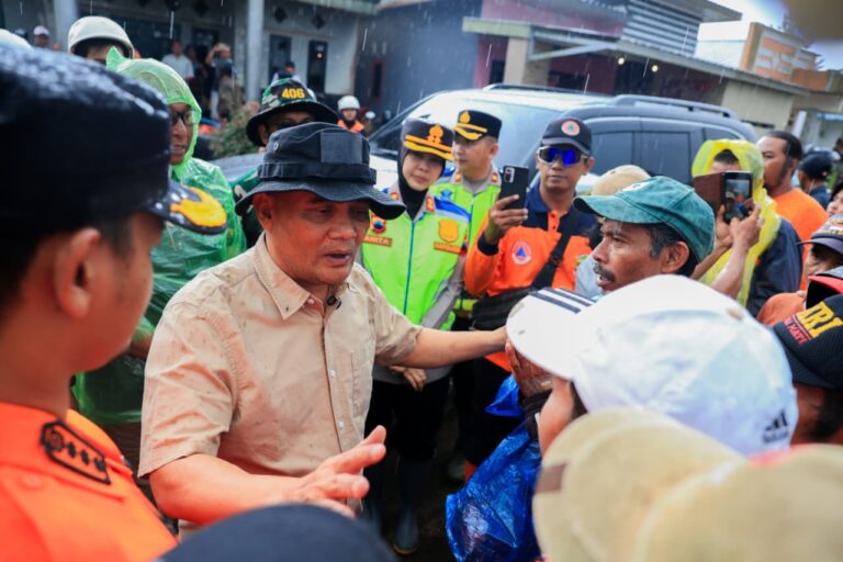 Gubernur Jateng Tinjau Lokasi Banjir dan Longsor di Purbalingga, Salurkan Bantuan