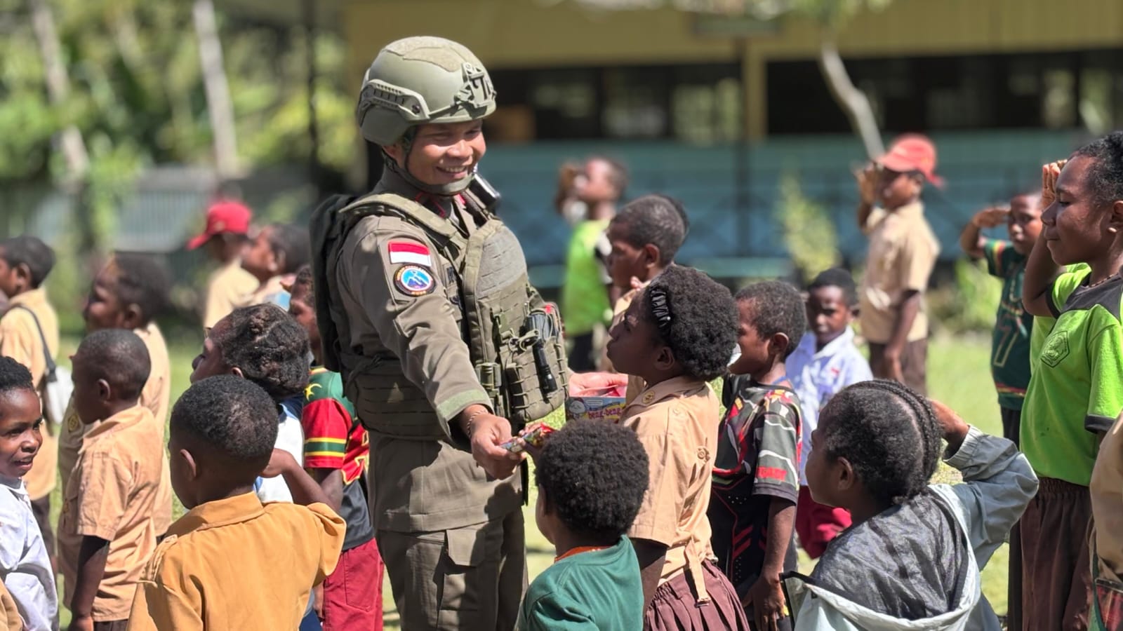 Bukan untuk Menangkap, Polisi Mengajar Anak-Anak Puncak Jaya, Tawa Pecah di Kelas