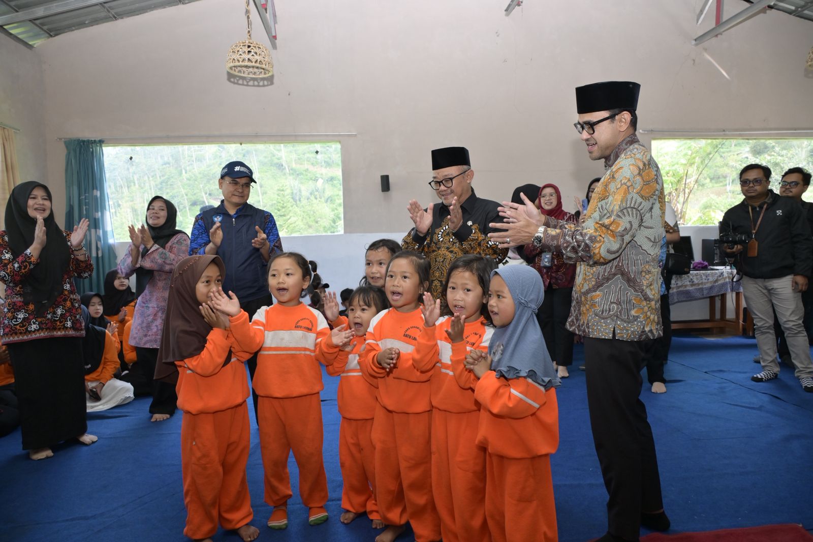 Anak-Anak PAUD Kunang-Kunang Batulawang Cianjur Bergembira Terima Papan Interaktif Digital