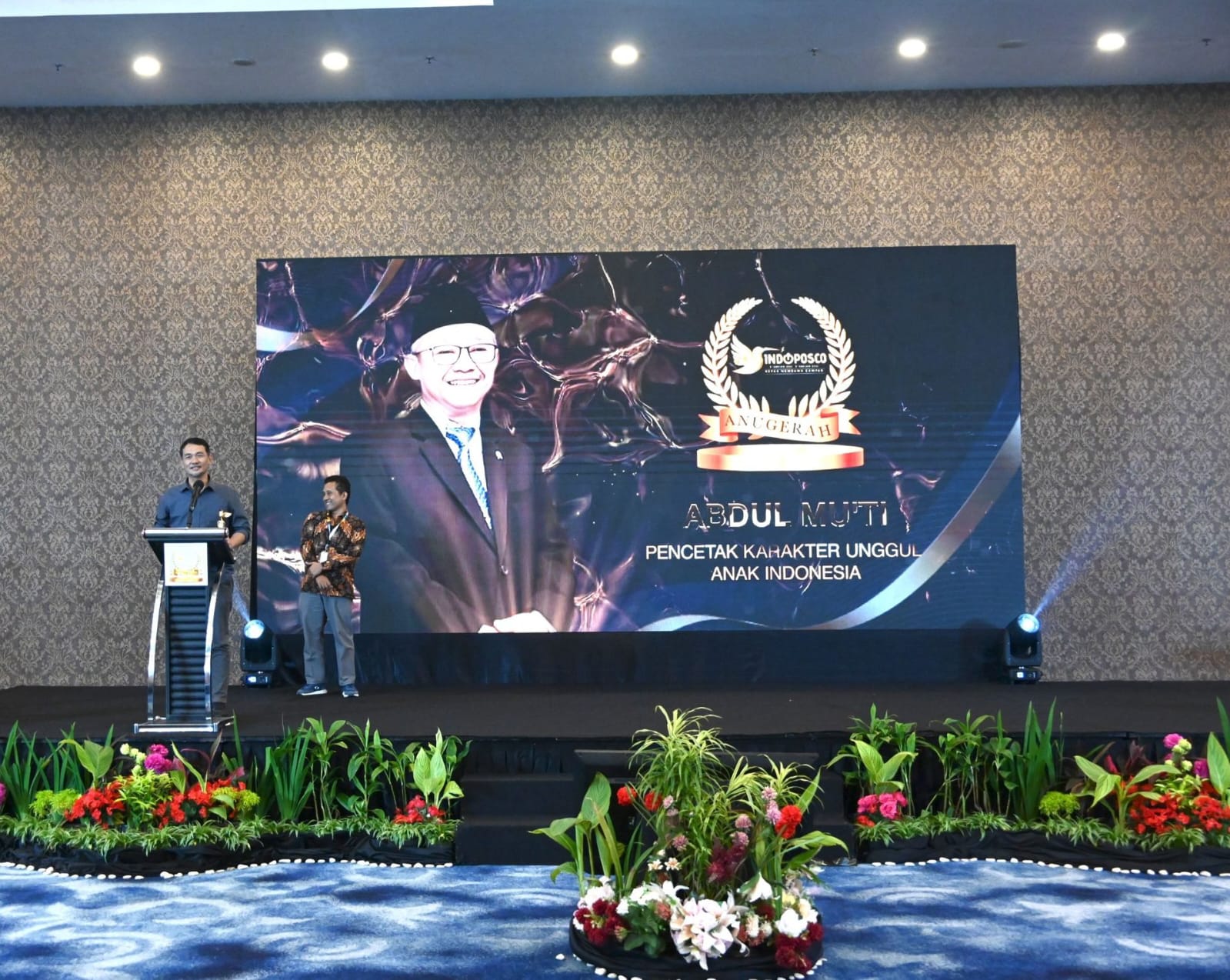 Tokoh Pencetak Karakter Unggul Pelajar Indonesia, Mendikdasmen Dianugerahi INDOPOSCO