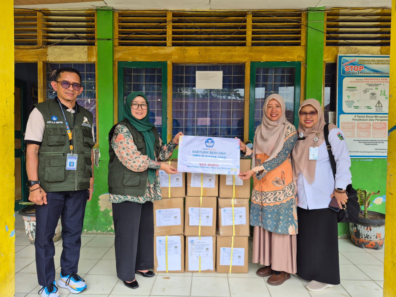 1.476 Buku Bacaan Disalurkan Kemendikdasmen ke Sekolah Terdampak Banjir di Solok