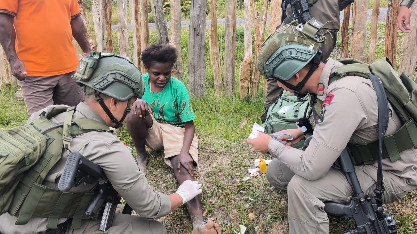 Satgas Damai Cartenz Gelar Patroli Sambil Berikan Layanan Kesehatan di Sugapa