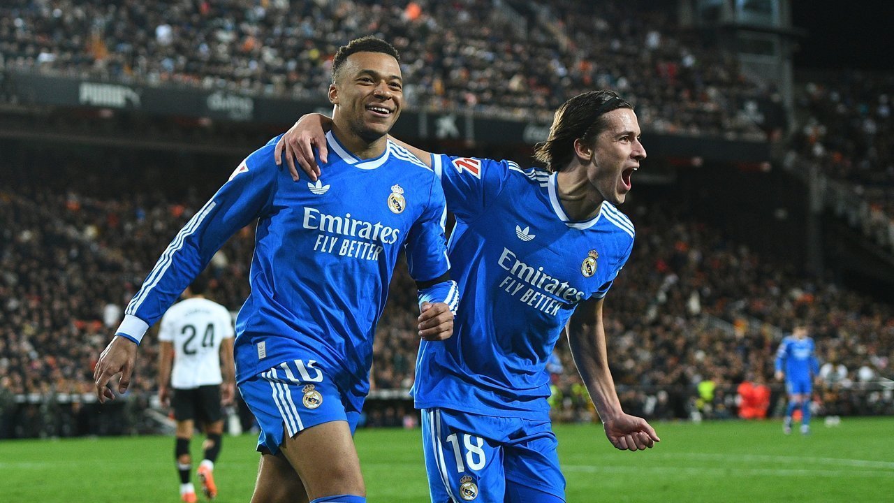 Real Madrid Terus Tekan Barcelona Usai Taklukkan Valencia 2-0