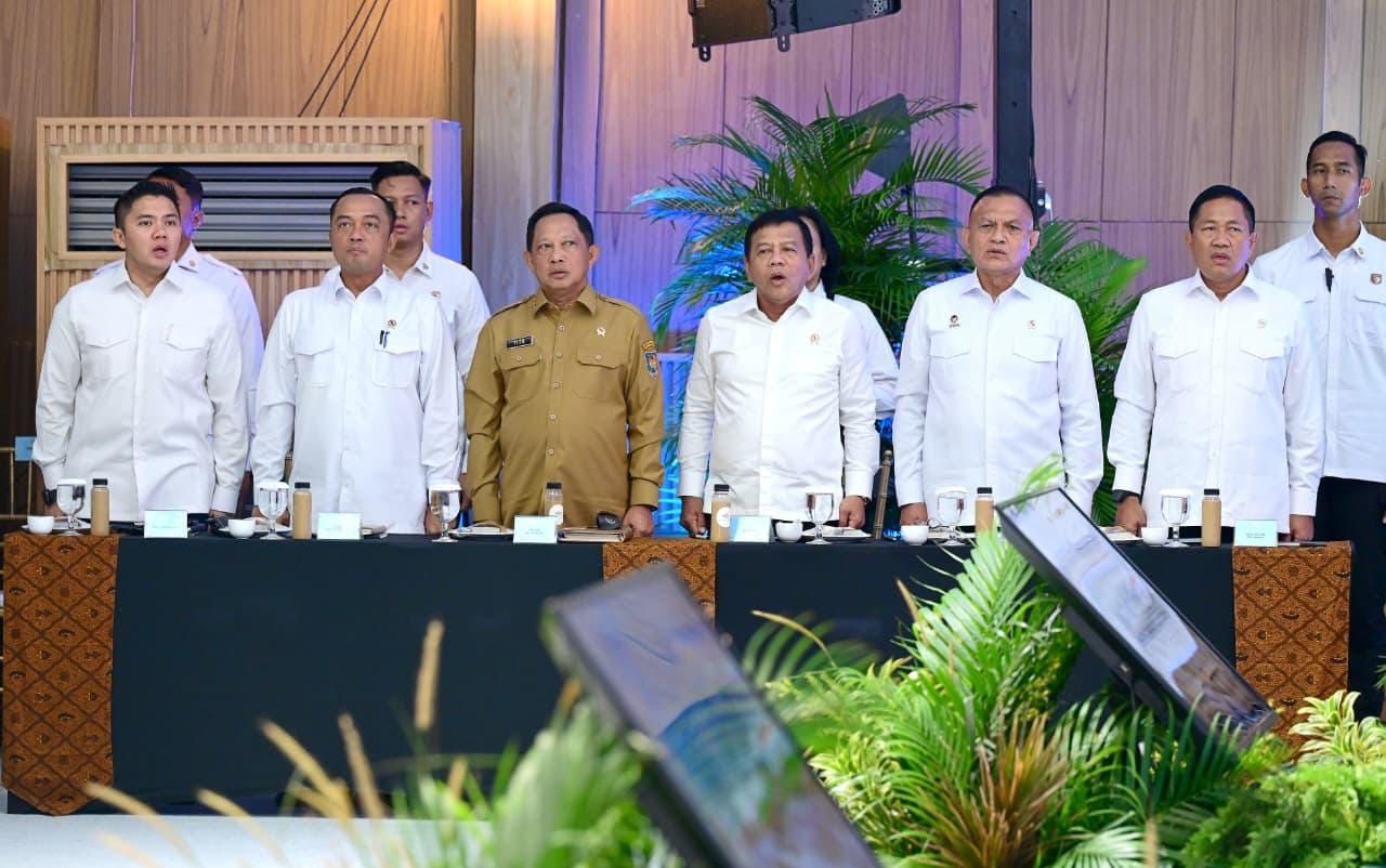 Presiden Prabowo Tekankan Penguatan Pertahanan dan Kepercayaan Rakyat dalam Rapim TNI-Polri