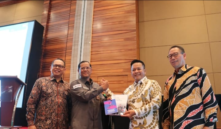 KPK Serahkan Buku Pendidikan Antikorupsi kepada MRPTNI dalam Forum SNPMB 2026