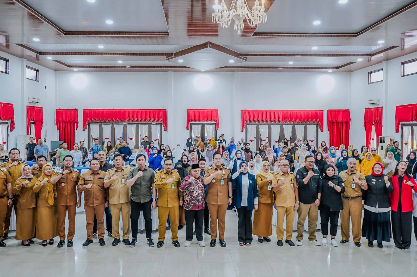 Rico Waas Serahkan Sertifikasi Halal untuk 100 UMKM, Dorong Perluasan Pasar UMKM Medan