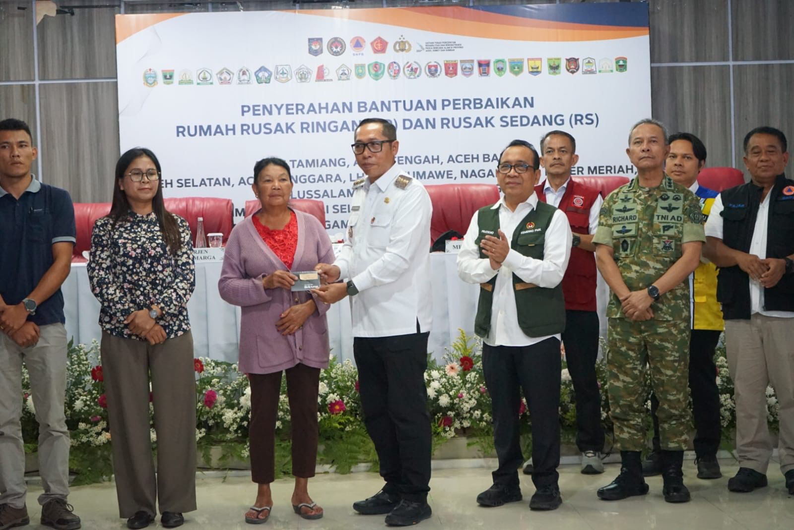 Menko PMK Salurkan Bantuan Stimulan, Bupati Taput Sebut Wujud Pemulihan Warga