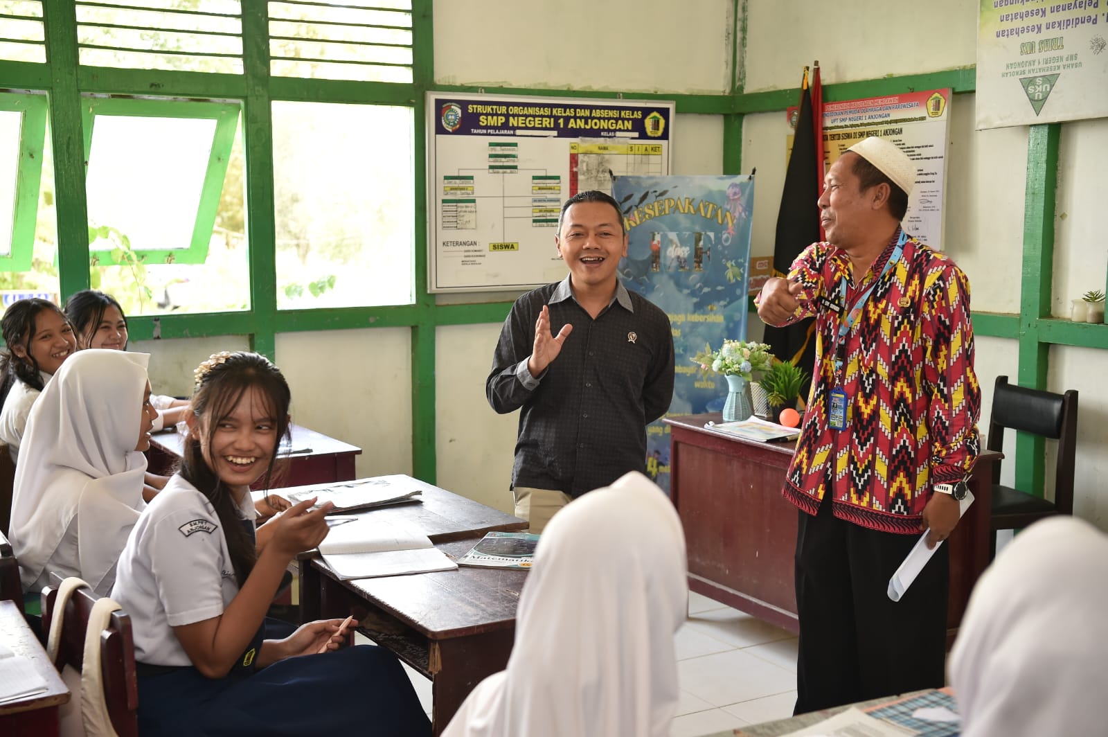 Wamen Fajar Kunjungi Sekolah di Kalbar, Temukan Kisah Inspiratif Program Prioritas