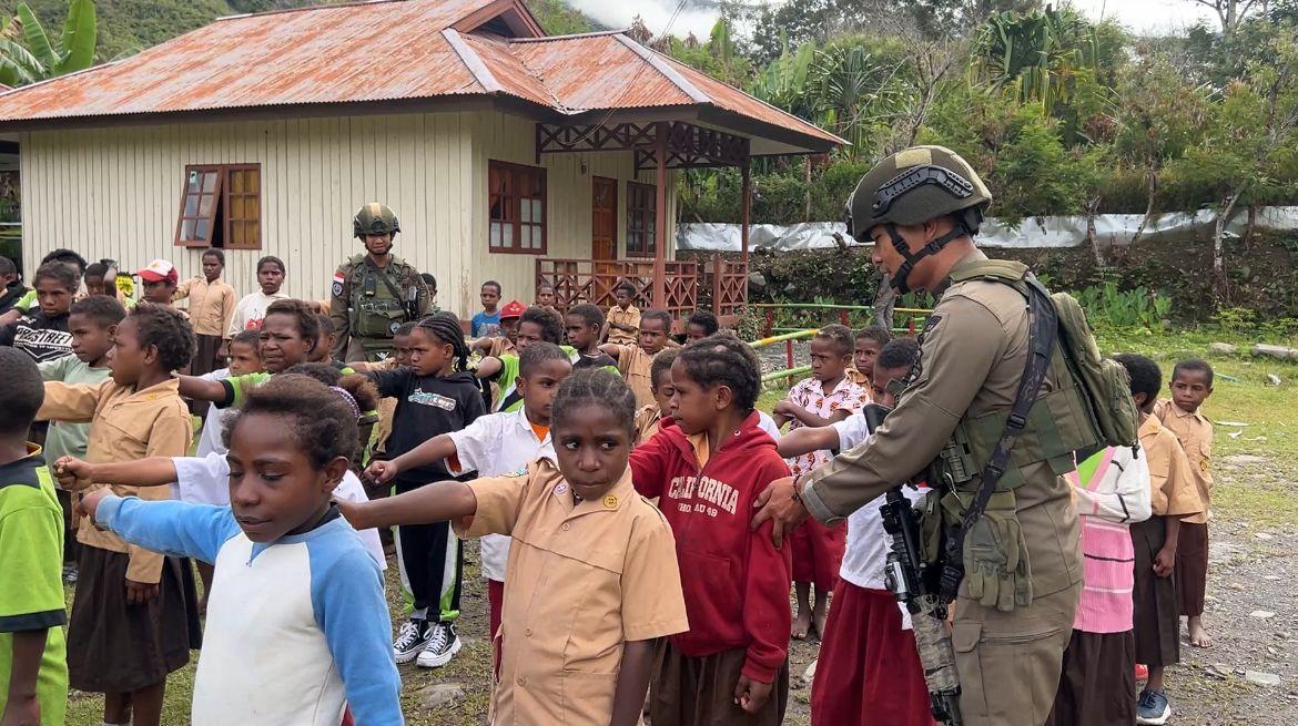 Di Mulia, Satgas Ops Damai Cartenz 2026 Bina Karakter dan Kedisiplinan Siswa SD Dondobaga