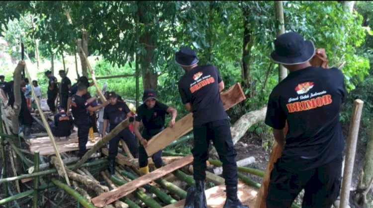 Brimob Polda NTT Bangun Kembali Jembatan Warga di Mbarata