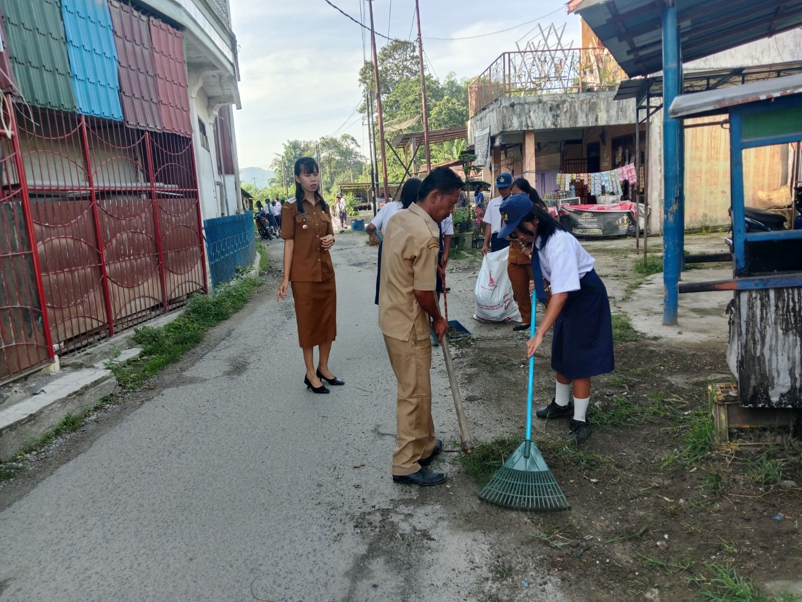 Instruksi Bupati Toba Ditindaklanjuti, Camat Silaen Gelar Gotong Royong untuk Tingkatkan Kebersihan dan Kesehatan