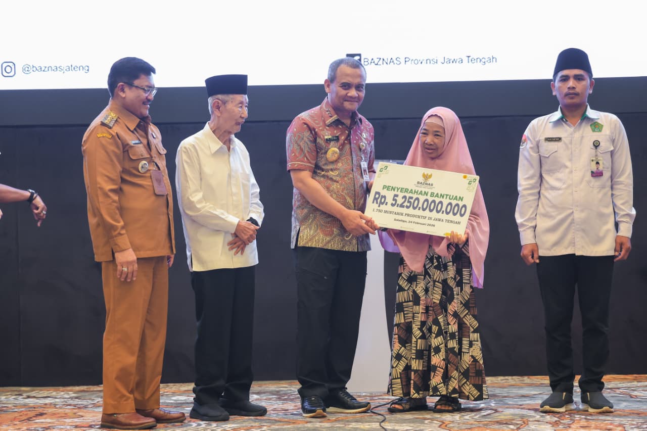 Gubernur Ahmad Luthfi Salurkan Bantuan Usaha Rp5,25 M untuk 1.750 Mustahik, Tekankan Dana Harus Diputar
