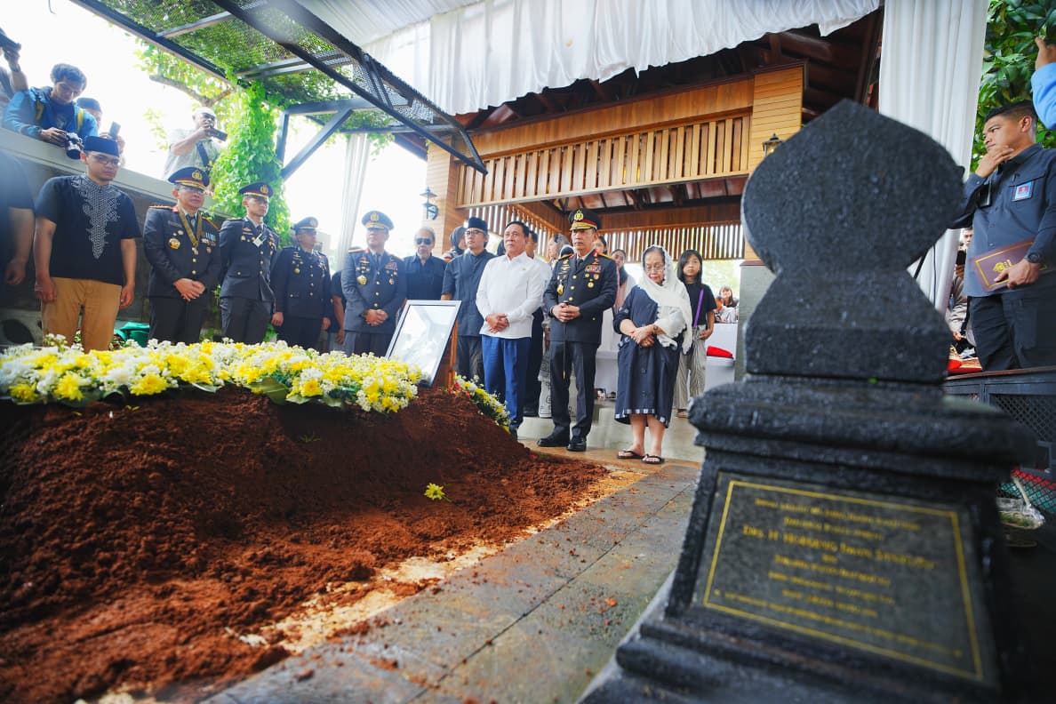 Kapolri Hadiri Pemakaman Eyang Meri, Tegaskan Pesannya Jadi Inspirasi bagi Keluarga Besar Polri