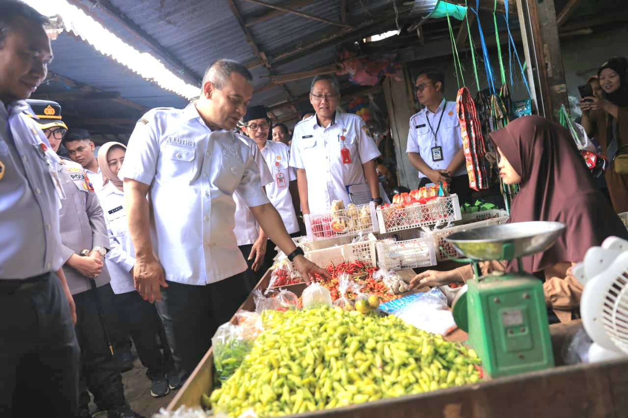 Gubernur Ahmad Luthfi Tinjau Pasar Tradisional, Tegaskan Stabilitas Harga Pangan