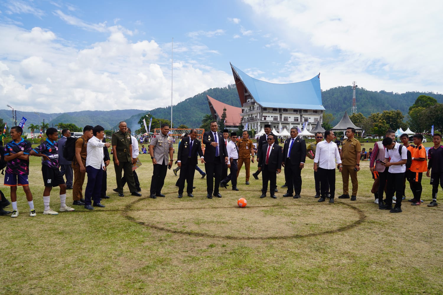 Pertandingan HUT ke-27 Dibuka Bupati Toba, Fokus pada Kualitas dan Persaudaraan