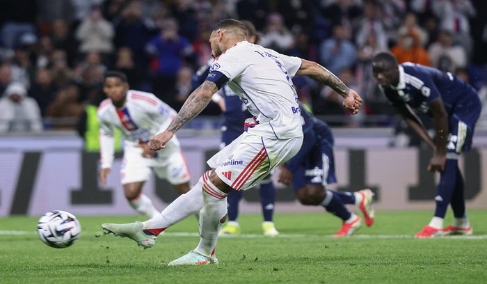 Penalti Tolisso di Injury Time Selamatkan Lyon dari Kekalahan atas Paris FC