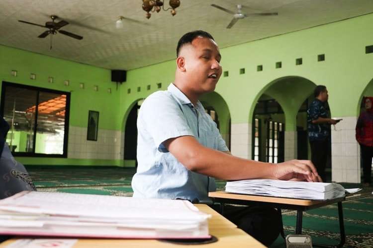 Fajar Belajar Al-Qur’an Braille, Meraba Huruf untuk Membaca Kalam Ilahi