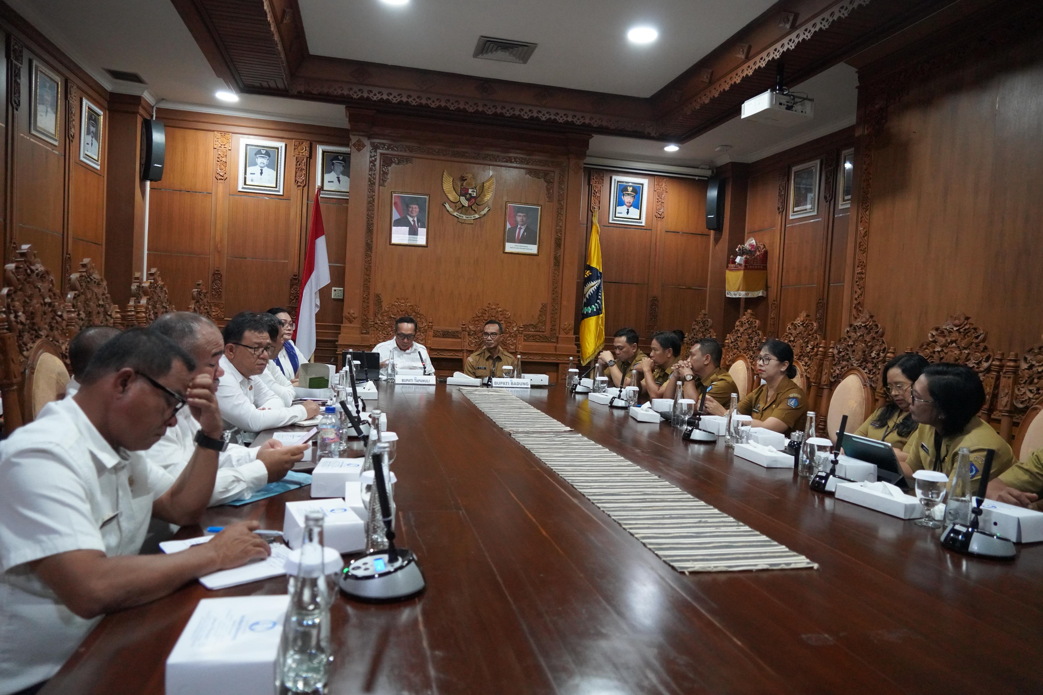Dorong Pelayanan Prima, Bupati Taput Lakukan Kunjungan ke Kabupaten Badung