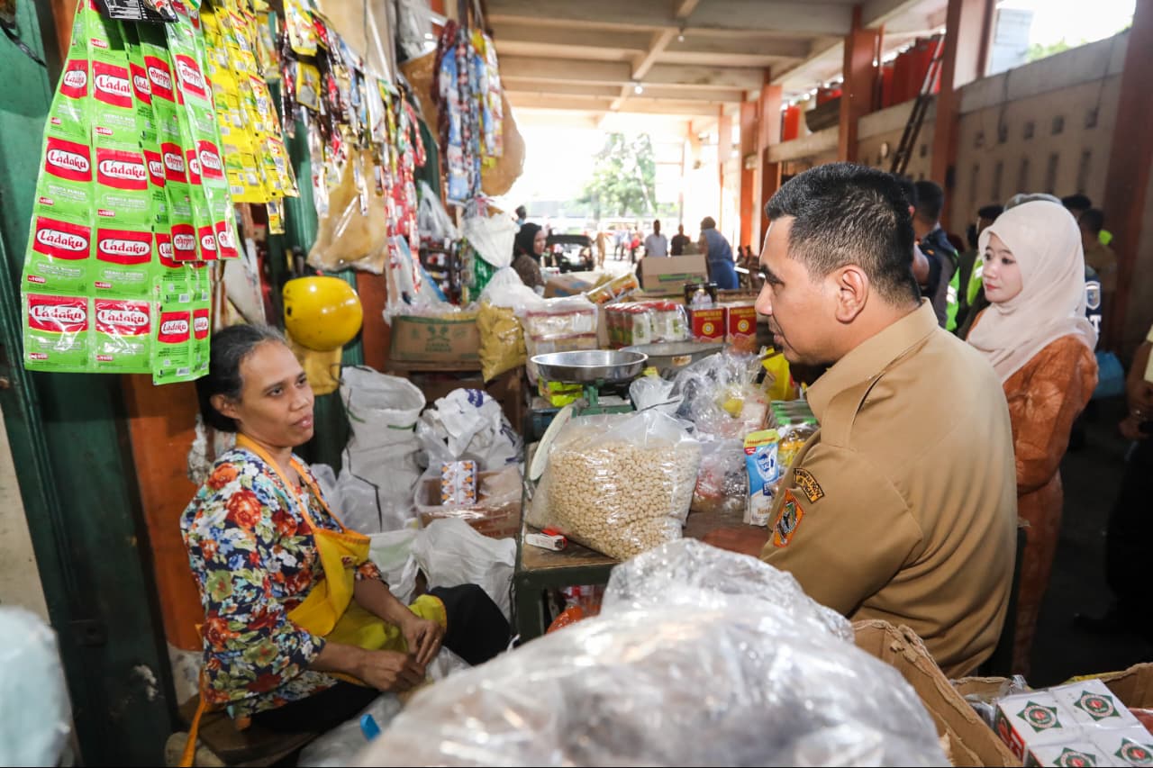 Pedagang Keluhkan Kelangkaan Minyakita di Pasar Bintoro, Gus Yasin Instruksikan OPD Periksa Distributor